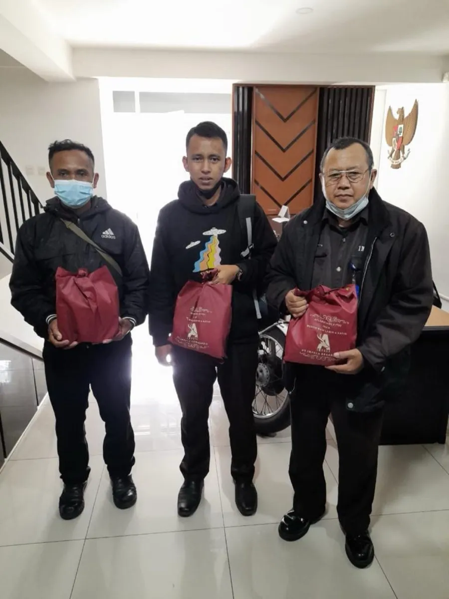 Anggota keamanan menerima bingkisan di Gedung DPRD Kota Bandung