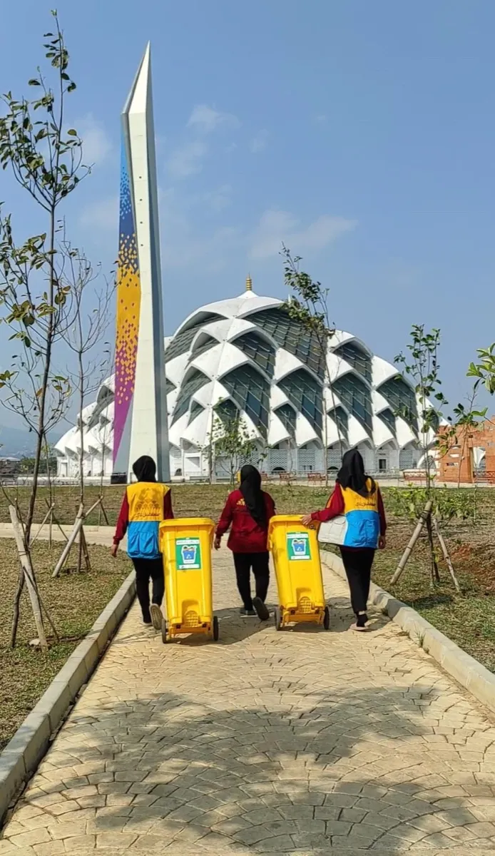 Petugas membawa troli sampah di kawasan Masjid Raya Al Jabbar
